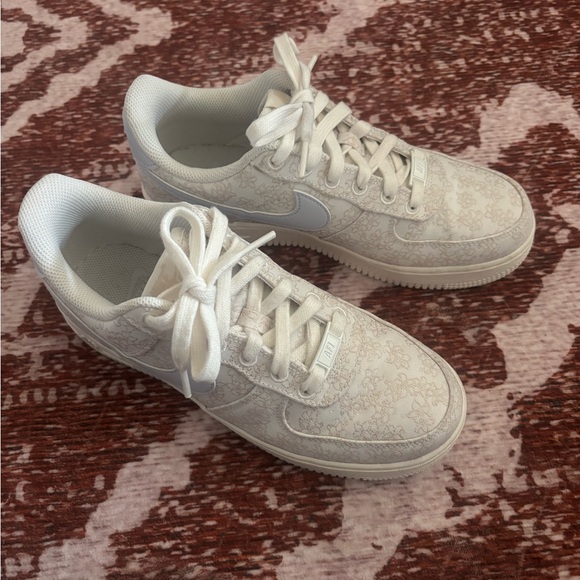 Nike Women’s Air Force 1 ‘07 SE Shoe floral white NWOT - Picture 7 of 7